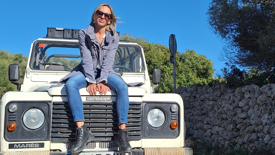 Natalia sobre el capó de un 4x4 en plena naturaleza