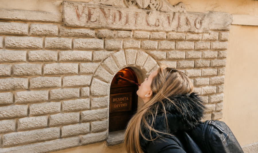 Natalia probando vino en una bodega histórica