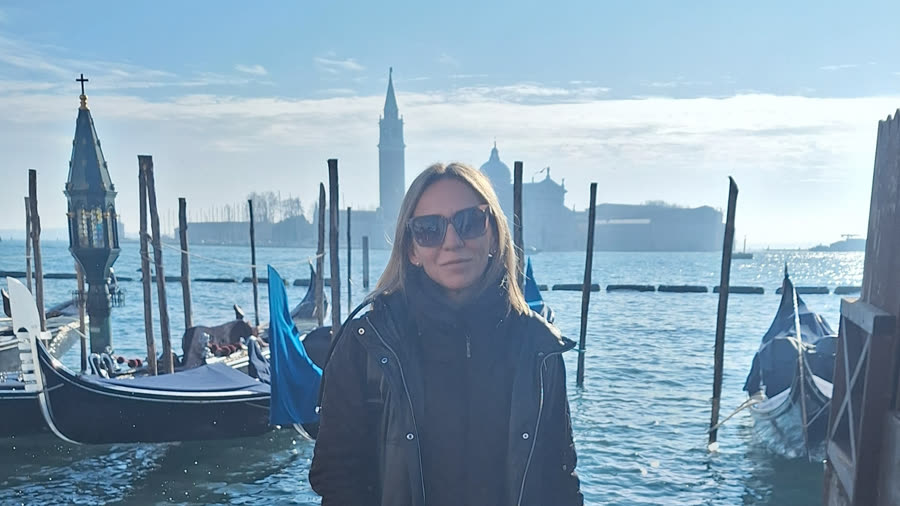Natalia frente a la laguna de Venecia con góndolas